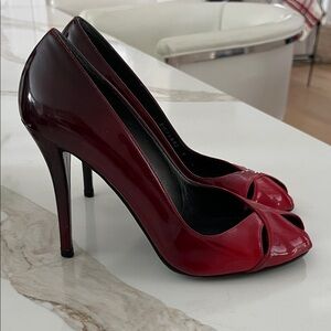 Elegant Ombré Red Stuart Weitzman patent leather peep-Toe 4” Heels